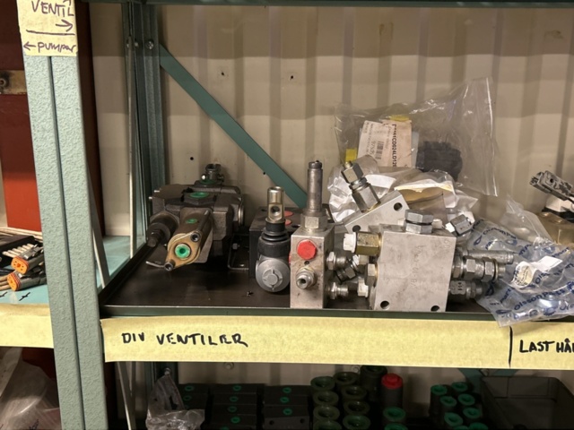 1457439-10 Collection with various valves - hydraulic components