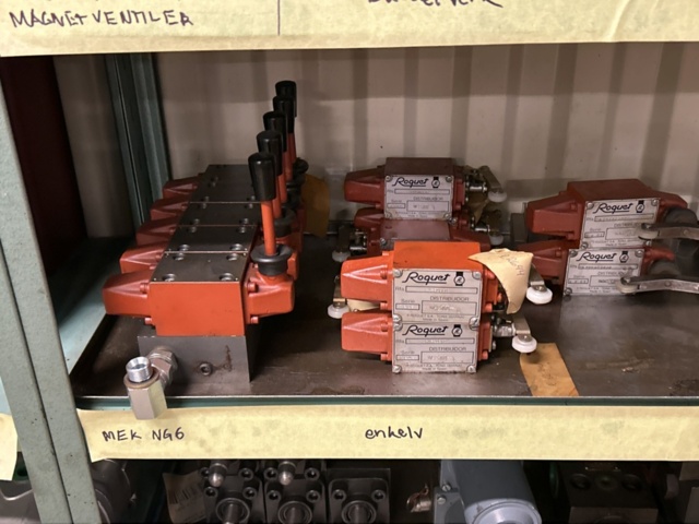 1457439-11 Collection with various valves - hydraulic components