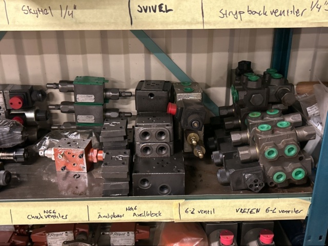 1457439-13 Collection with various valves - hydraulic components