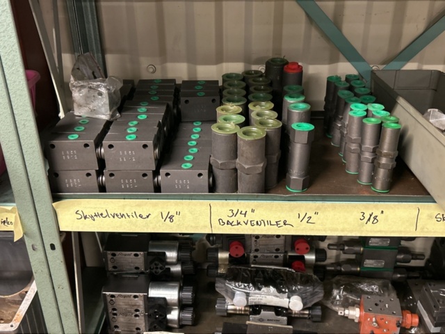 1457439-14 Collection with various valves - hydraulic components