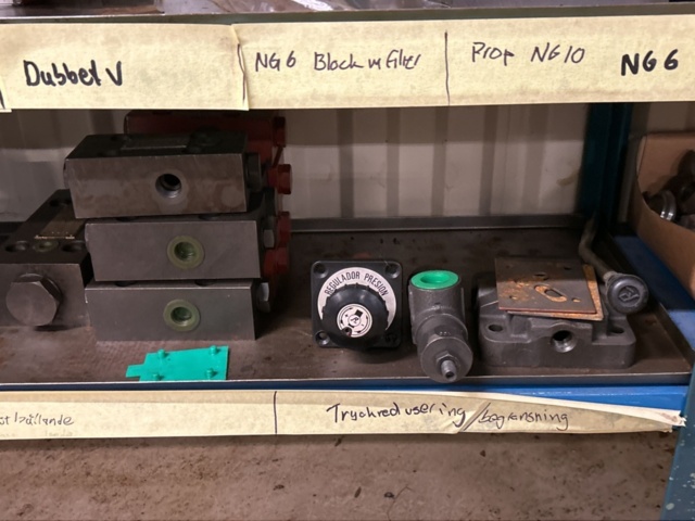 1457439-15 Collection with various valves - hydraulic components