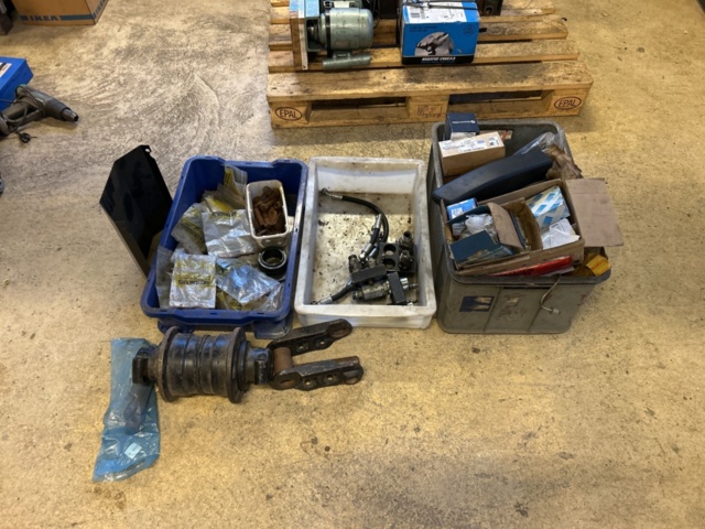 1457441-1 Collection of various machine and vehicle parts