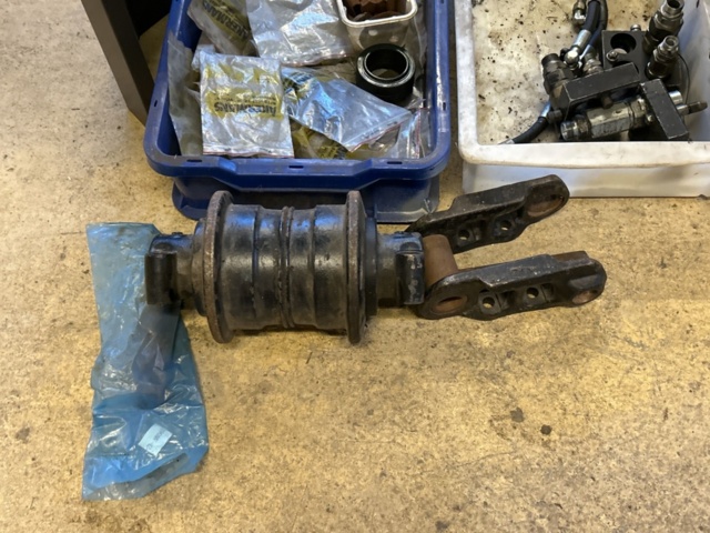 1457441-2 Collection of various machine and vehicle parts