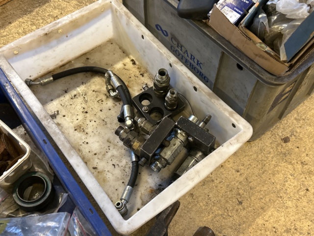 1457441-4 Collection of various machine and vehicle parts