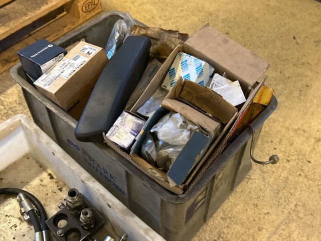 1457441-5 Collection of various machine and vehicle parts