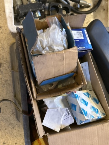 1457441-6 Collection of various machine and vehicle parts