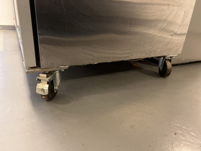 1469514-2 Kylskåp med glasdörrar på hjul - ggmgastro KS1400GN