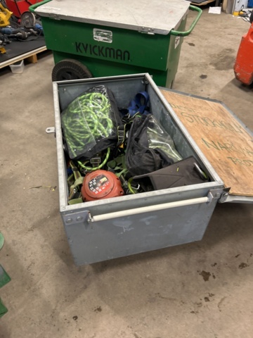 1470148-2 Plåtlåda med fallskyddsutrustning