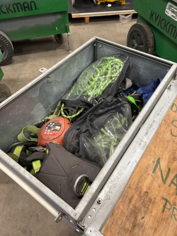 1470148-4 Plåtlåda med fallskyddsutrustning