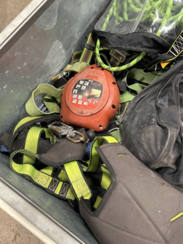 1470148-5 Plåtlåda med fallskyddsutrustning