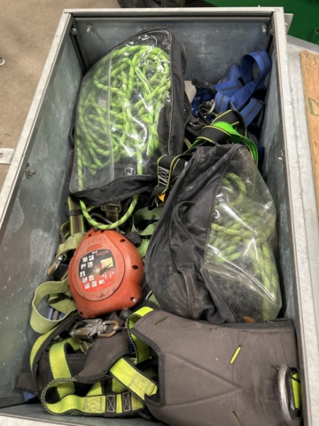 1470148-6 Plåtlåda med fallskyddsutrustning