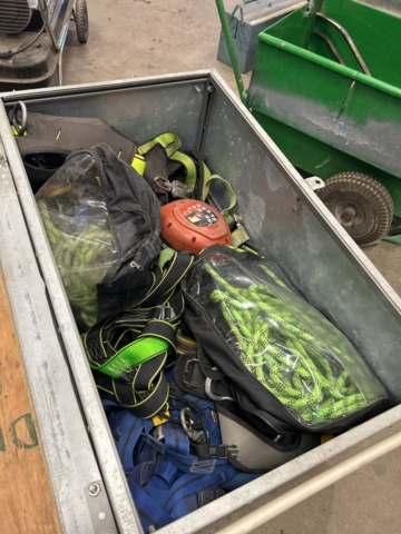 1470148-7 Plåtlåda med fallskyddsutrustning