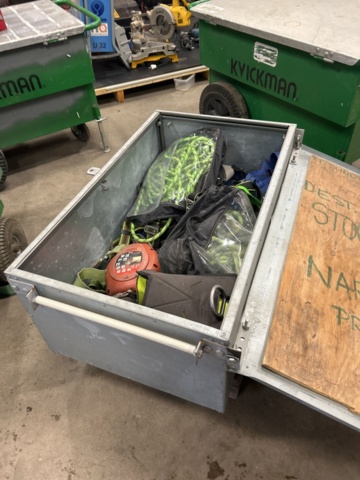 1470148-8 Plåtlåda med fallskyddsutrustning