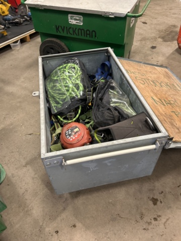 1470148-9 Plåtlåda med fallskyddsutrustning