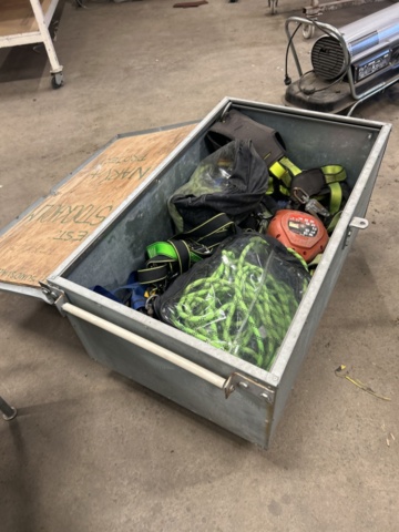 1470148-1 Plåtlåda med fallskyddsutrustning