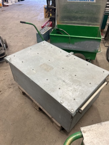 1470148-11 Plåtlåda med fallskyddsutrustning