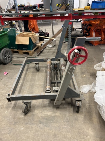 1470152-2 Plåtrullare på hjul med vev