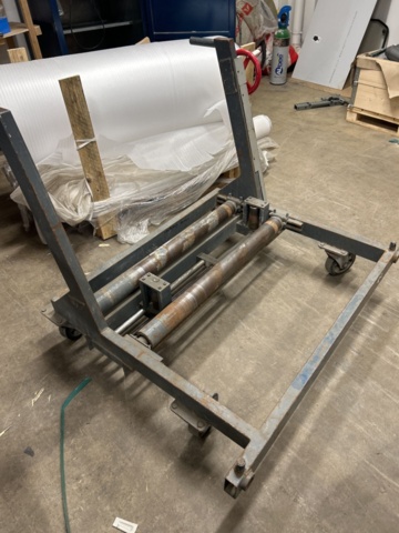 1470152-4 Plåtrullare på hjul med vev