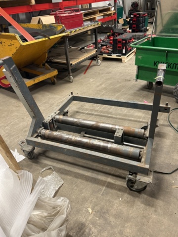 1470152-5 Plåtrullare på hjul med vev