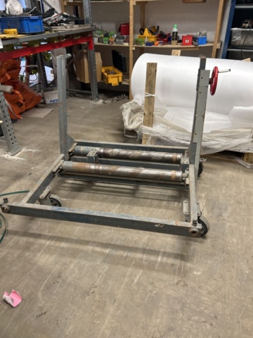 1470152-6 Plåtrullare på hjul med vev