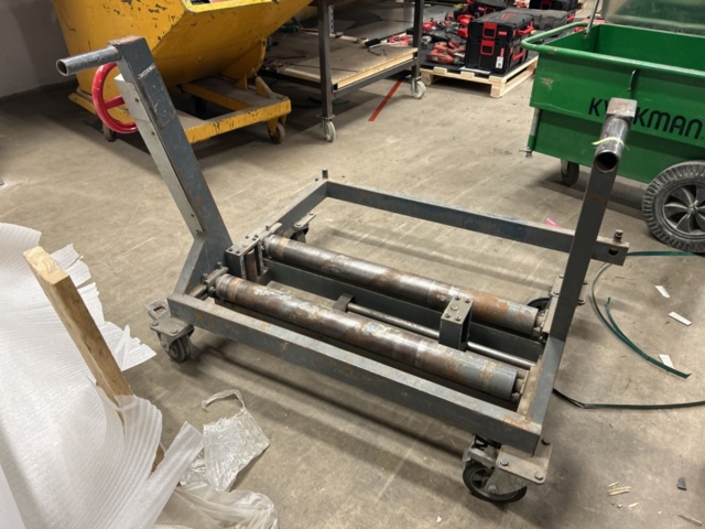 1470152-8 Plåtrullare på hjul med vev