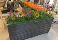 1469518 Blomlådor med plastväxter