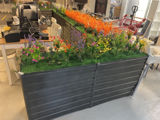 1469518-1 Blomlådor med plastväxter