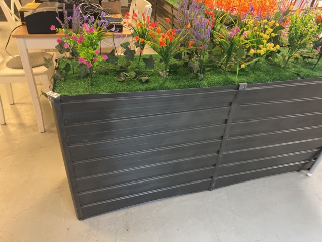 1469518-2 Blomlådor med plastväxter