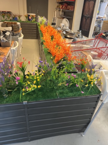 1469518-3 Blomlådor med plastväxter