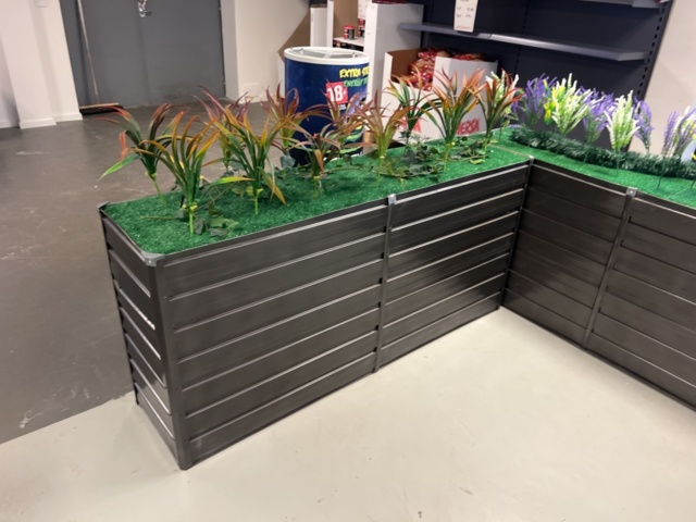 1469518-4 Blomlådor med plastväxter