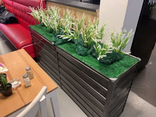 1469518-5 Blomlådor med plastväxter