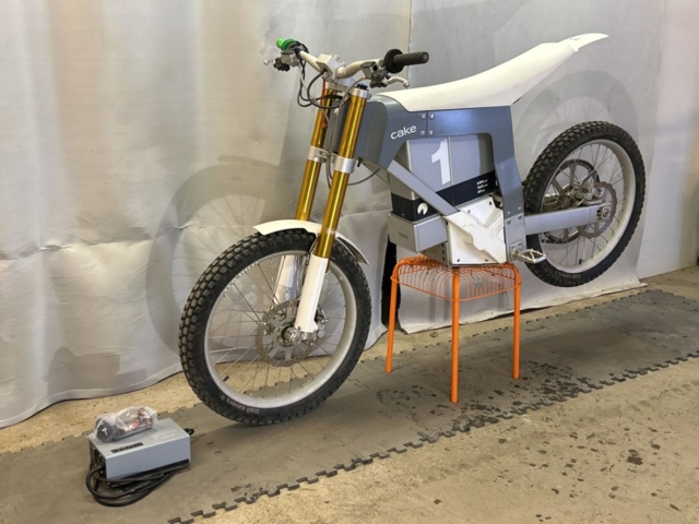 1457450-3 Elektrisk enduro/cross med Öhlins-dämpare - Cake Kalk