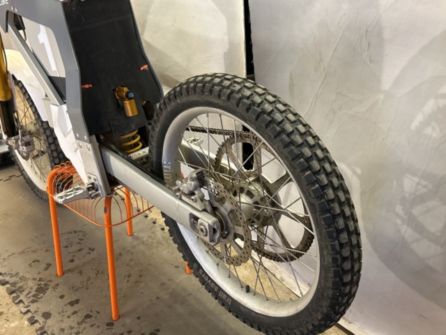 1457450-5 Elektrisk enduro/cross med Öhlins-dämpare - Cake Kalk