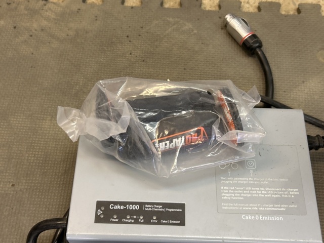 1457450-11 Elektrisk enduro/cross med Öhlins-dämpare - Cake Kalk