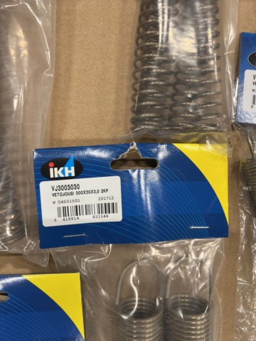 1471143-6 Lot with compression springs, IKH