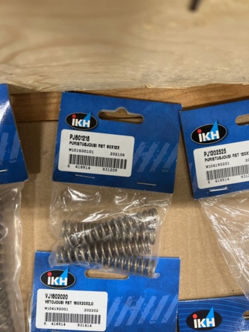 1471143-9 Lot with compression springs, IKH