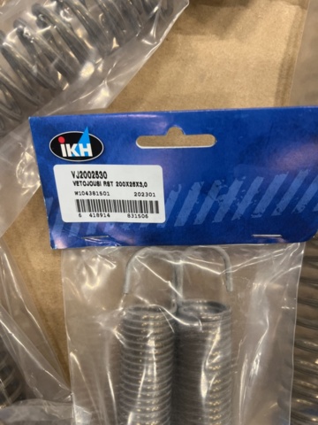 1471143-10 Lot with compression springs, IKH