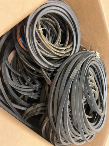 1471146-2 Lot with V-belts