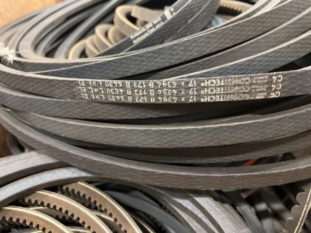 1471146-3 Lot with V-belts