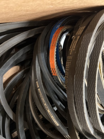 1471146-4 Lot with V-belts