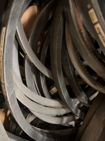 1471146-5 Lot with V-belts