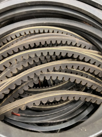 1471146-6 Lot with V-belts