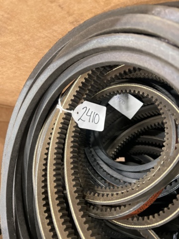 1471146-8 Lot with V-belts