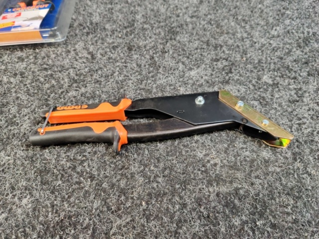 1475650-12 Charging cables, cooling gel, fiber cement scissors and staples