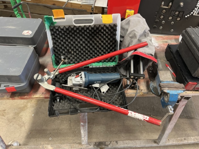 Gutter cutter and gutter cracker - Bosch GWS 880 -2021 - PS Auction ...