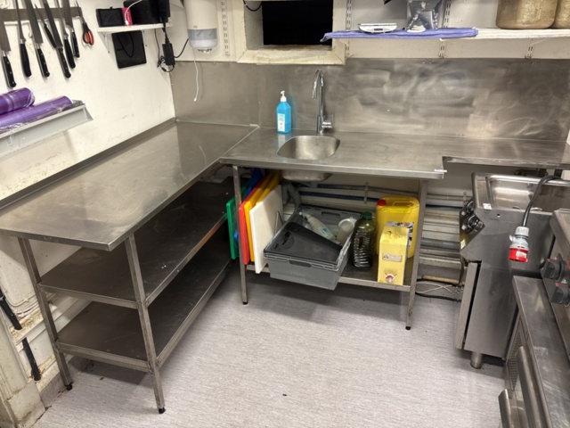 1469014-13 Rostfri diskbänk och intilliggande bänk med hyllplan