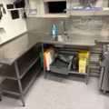 1469014-1 Rostfri diskbänk och intilliggande bänk med hyllplan