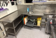 1469014 Rostfri diskbänk och intilliggande bänk med hyllplan
