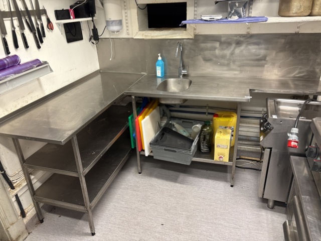 1469014-1 Rostfri diskbänk och intilliggande bänk med hyllplan