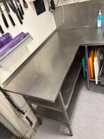 1469014-2 Rostfri diskbänk och intilliggande bänk med hyllplan